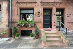 Stunning Townhouse with Elegant Garden & GARAGE